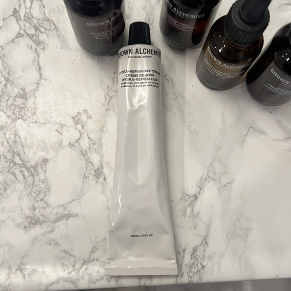 Grown Alchemist set- cleanser, toner, smoothing serum, day cream and body lotion - Picture 5 of 5
